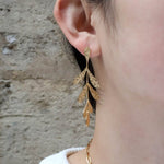 Boucles d'oreilles longues feuilles, en acier inoxydable doré - Boutique We Are ParisLes Cléias Acier Inoxydable
