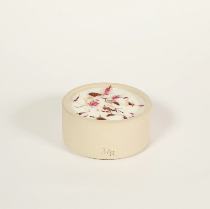 Bougie fleurie et pot en grès, parfum Dimanche Gourmand - Boutique We Are ParisMaison Séjour