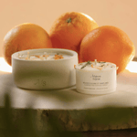 Bougie fleurie et pot en grès, parfum Fleur d'Oranger - Boutique We Are ParisMaison Séjour