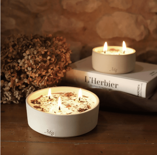 Bougie fleurie et pot en grès, parfum Thé & Pain d'Épices - Boutique We Are ParisMaison Séjour