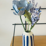 Bouquet de fleurs en papier & soliflore en céramique rayures bleues – Édition limitée mai 2025 - Boutique We Are ParisFlowrette