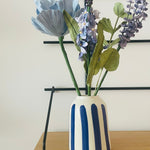 Bouquet de fleurs en papier & soliflore en céramique rayures bleues – Édition limitée mai 2025 - Boutique We Are ParisFlowrette