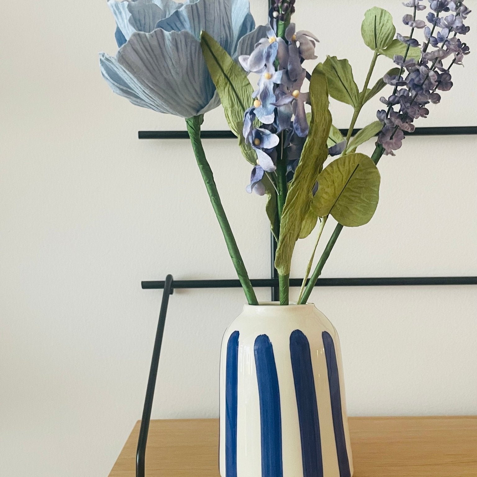 Bouquet de fleurs en papier & soliflore en céramique rayures bleues – Édition limitée mai 2025 - Boutique We Are ParisFlowrette