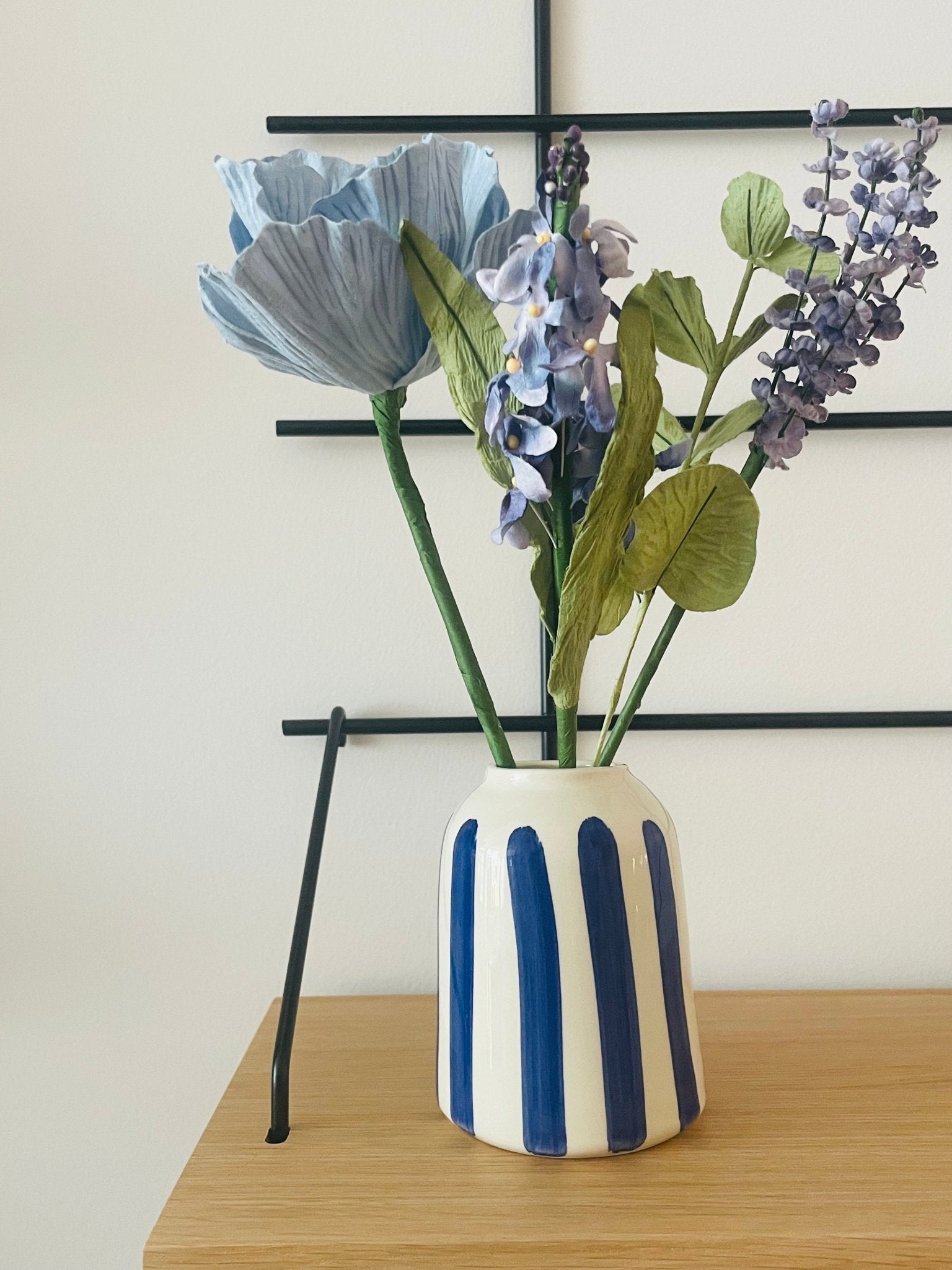 Bouquet de fleurs en papier & soliflore en céramique rayures bleues – Édition limitée mai 2025 - Boutique We Are ParisFlowrette