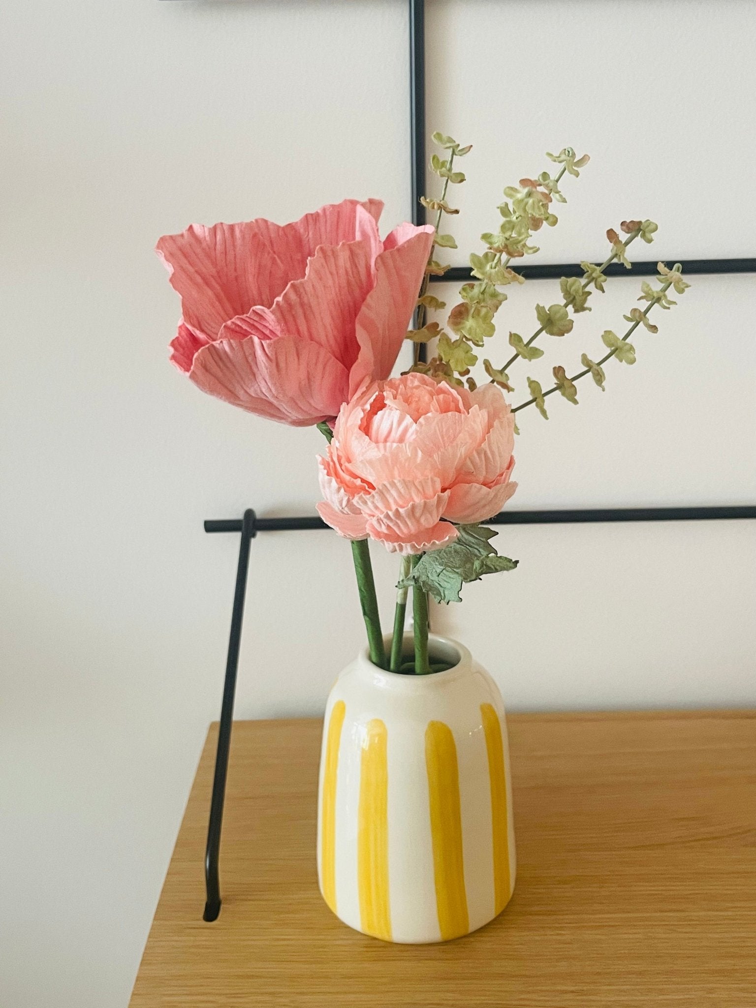 Bouquet de fleurs en papier & soliflore en céramique rayures jaunes – Édition limitée mai 2025 - Boutique We Are ParisFlowrette