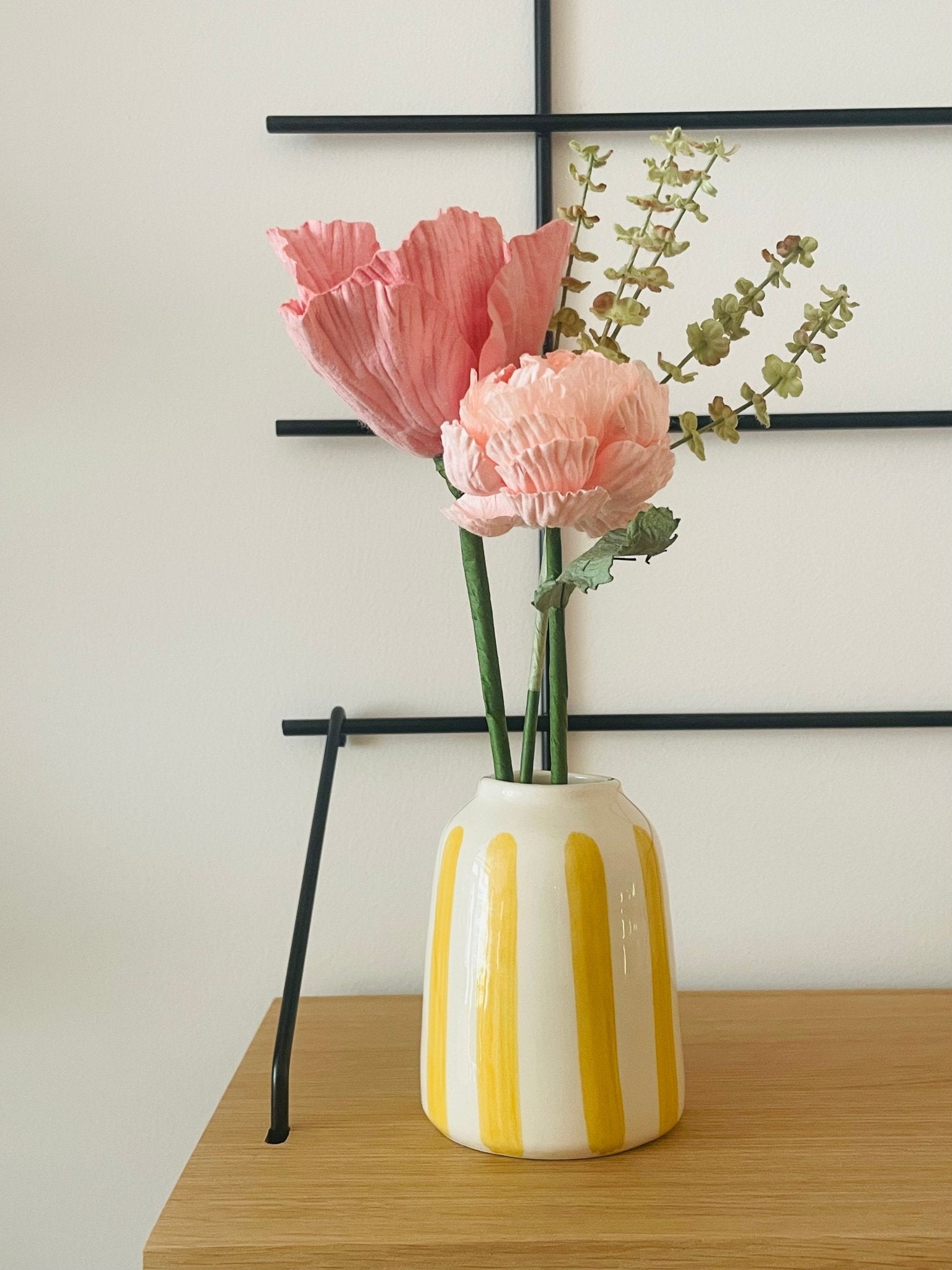 Bouquet de fleurs en papier & soliflore en céramique rayures jaunes – Édition limitée mai 2025 - Boutique We Are ParisFlowrette