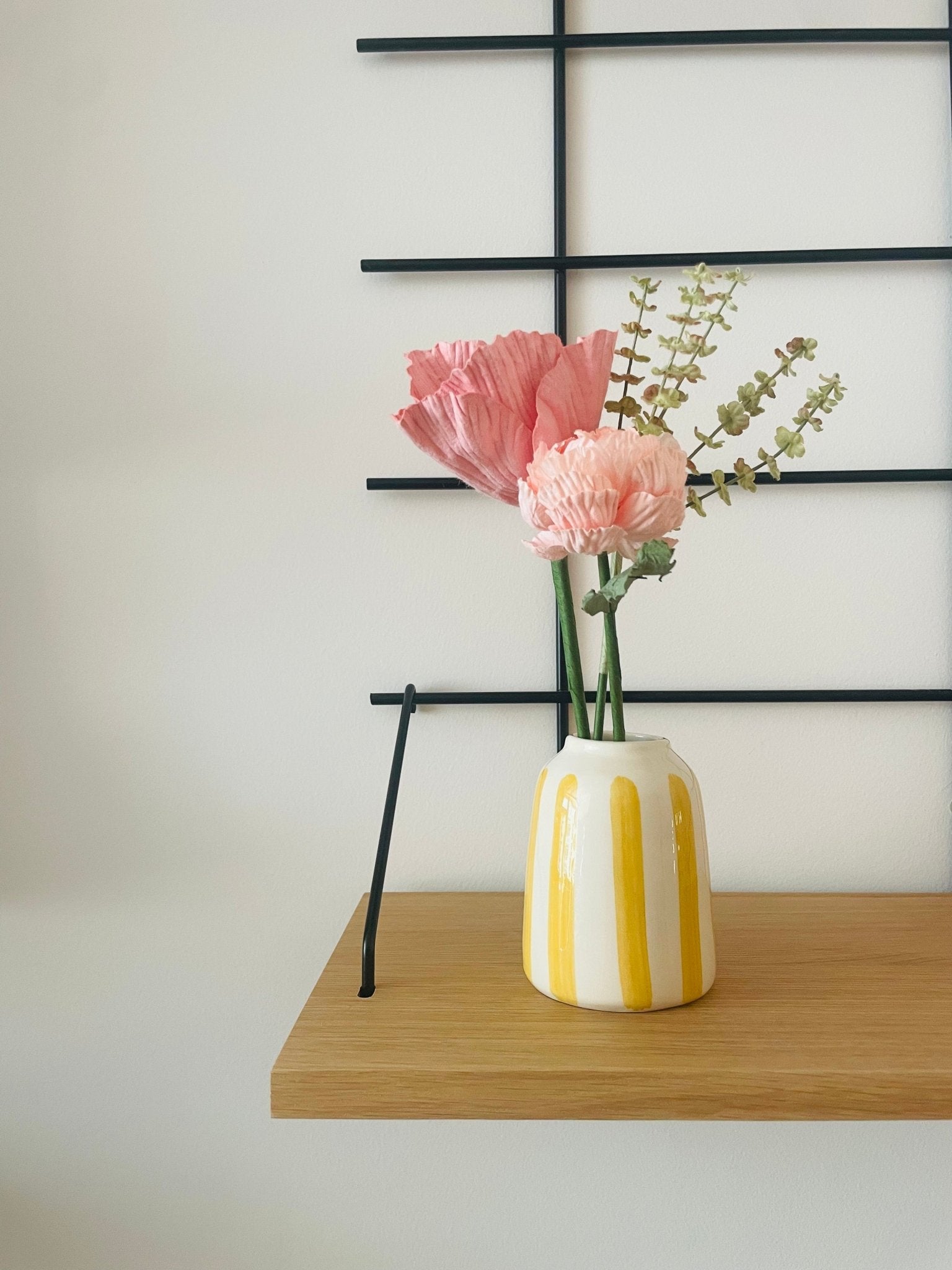 Bouquet de fleurs en papier & soliflore en céramique rayures jaunes – Édition limitée mai 2025 - Boutique We Are ParisFlowrette