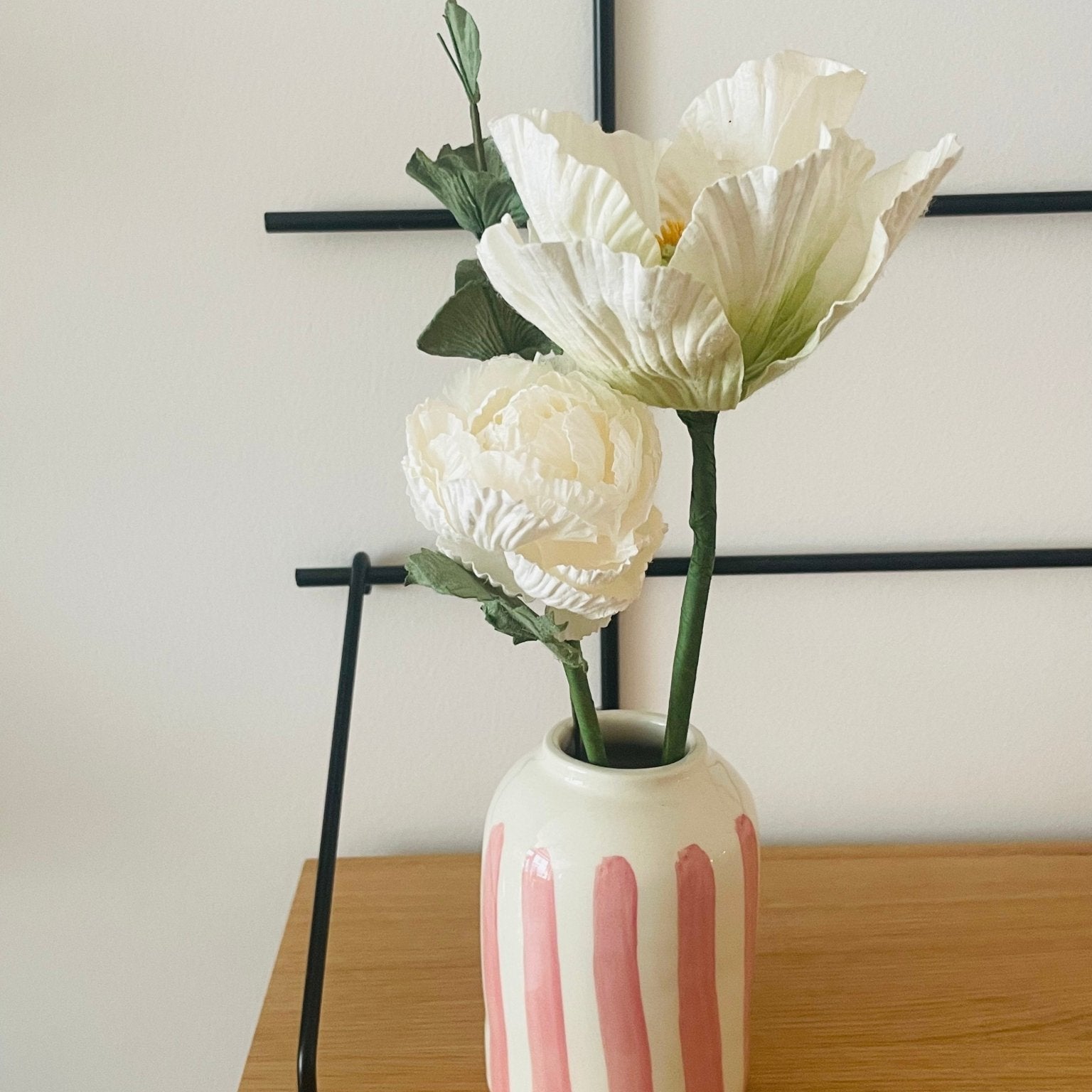 Bouquet de fleurs en papier & soliflore en céramique rayures roses – Édition limitée mai 2025 - Boutique We Are ParisFlowrette