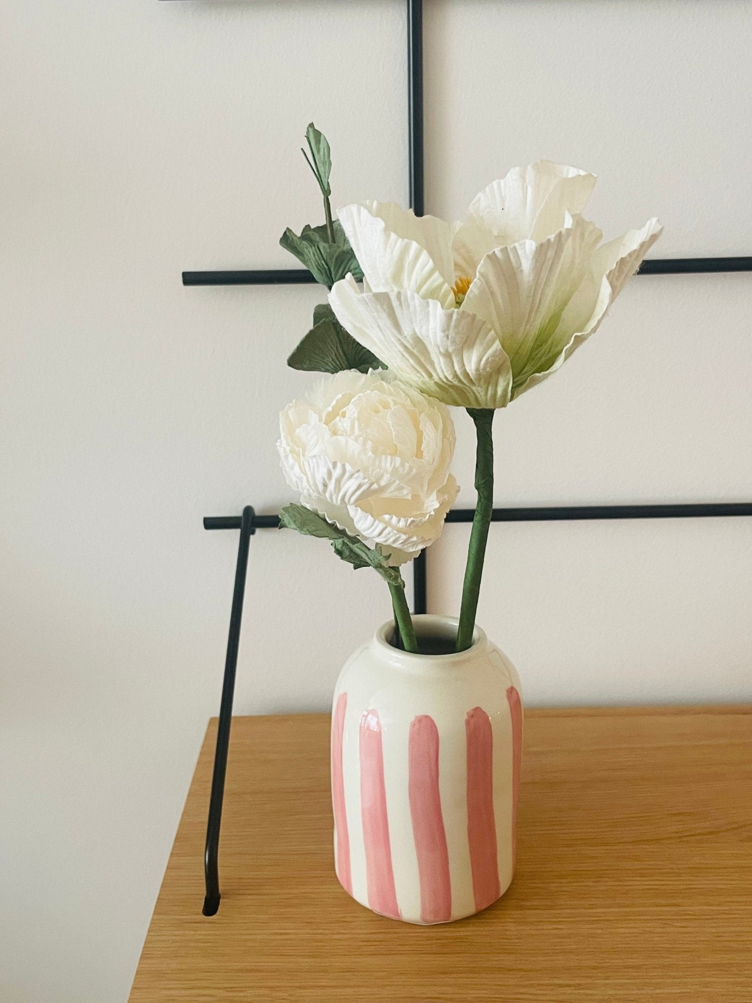 Bouquet de fleurs en papier & soliflore en céramique rayures roses – Édition limitée mai 2025 - Boutique We Are ParisFlowrette