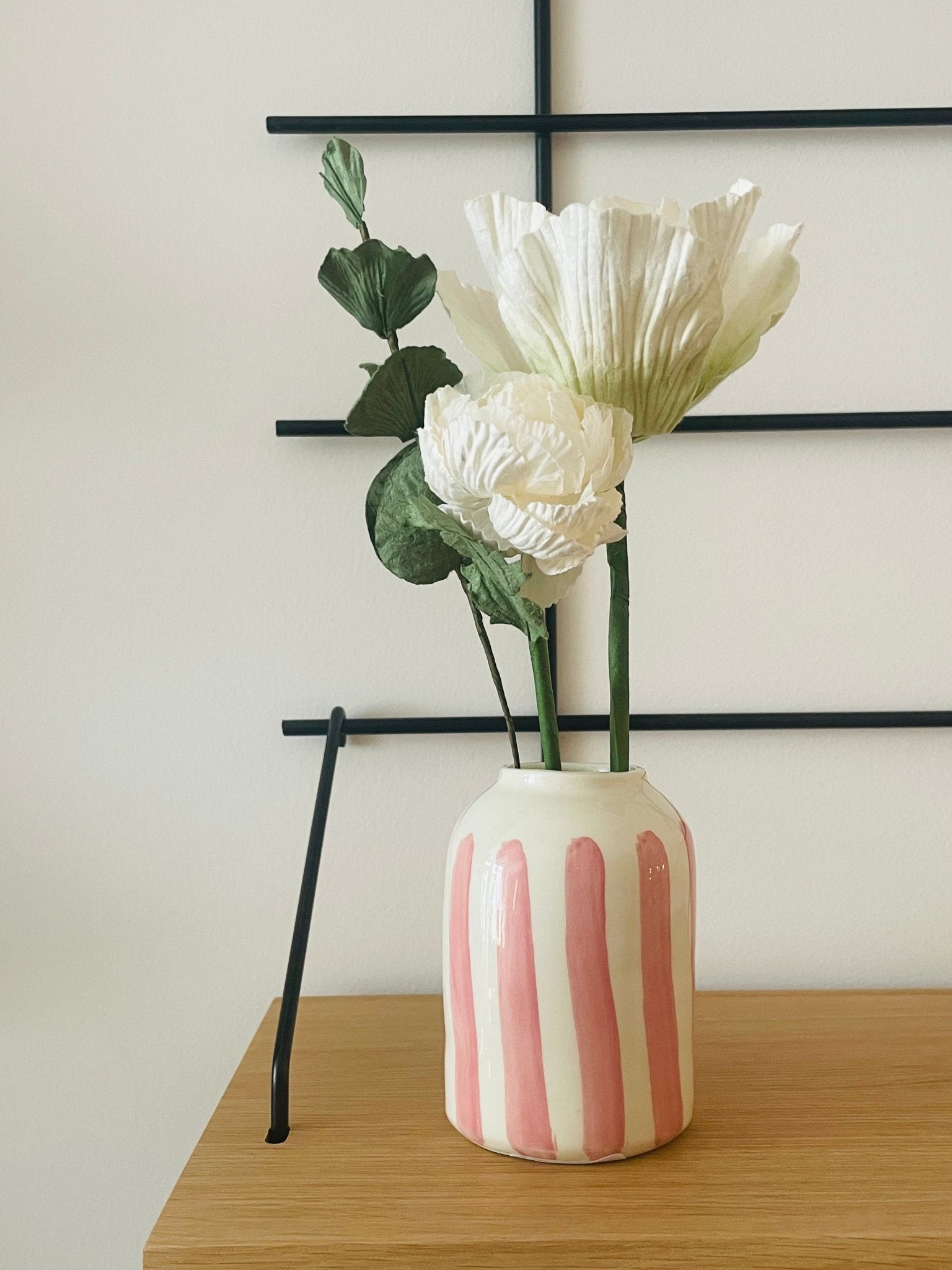 Bouquet de fleurs en papier & soliflore en céramique rayures roses – Édition limitée mai 2025 - Boutique We Are ParisFlowrette