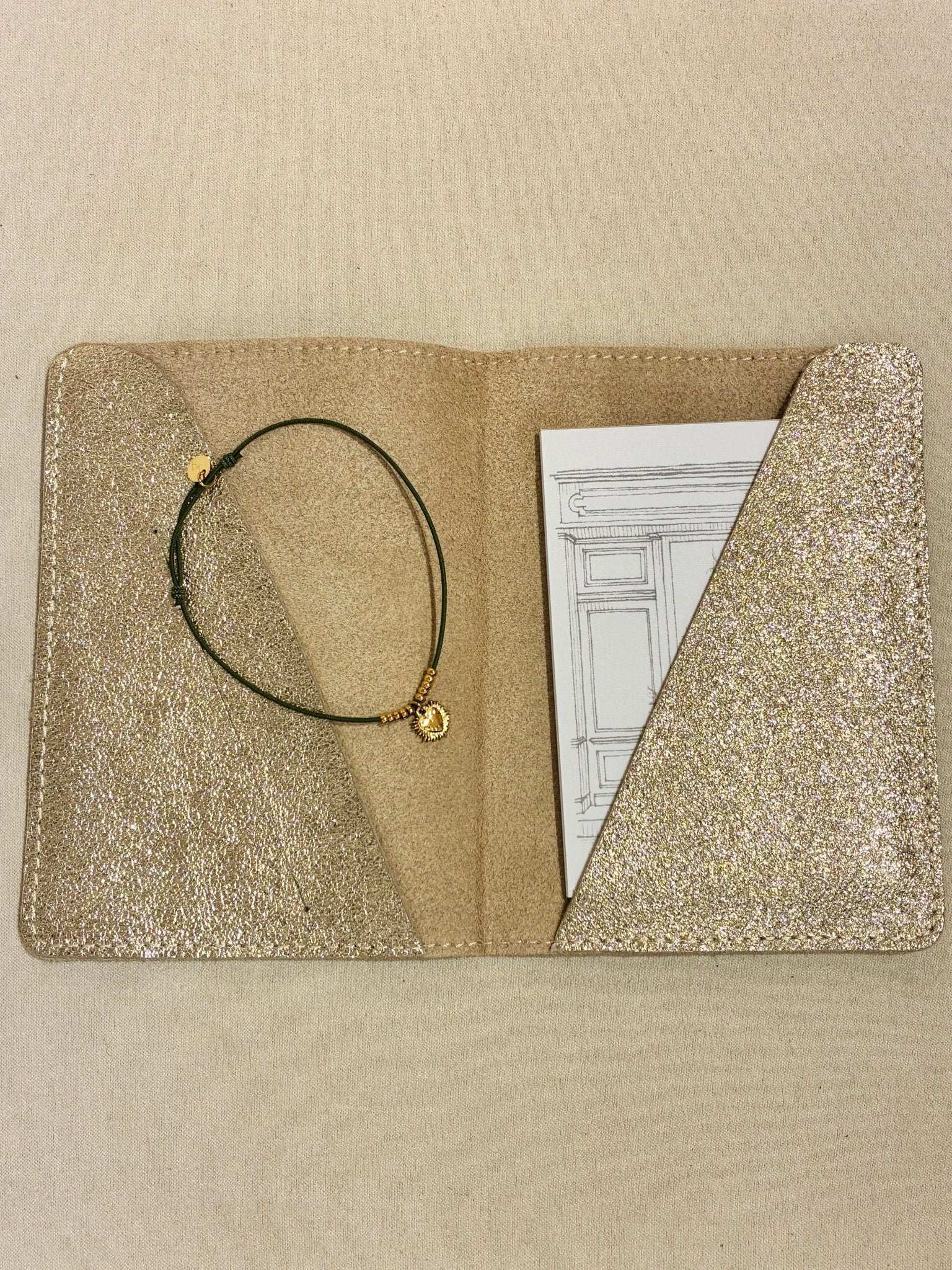 Coffret Cœur Doré – Protège - passeport, carnet & bracelet - Boutique We Are ParisCoffrets We Are Paris