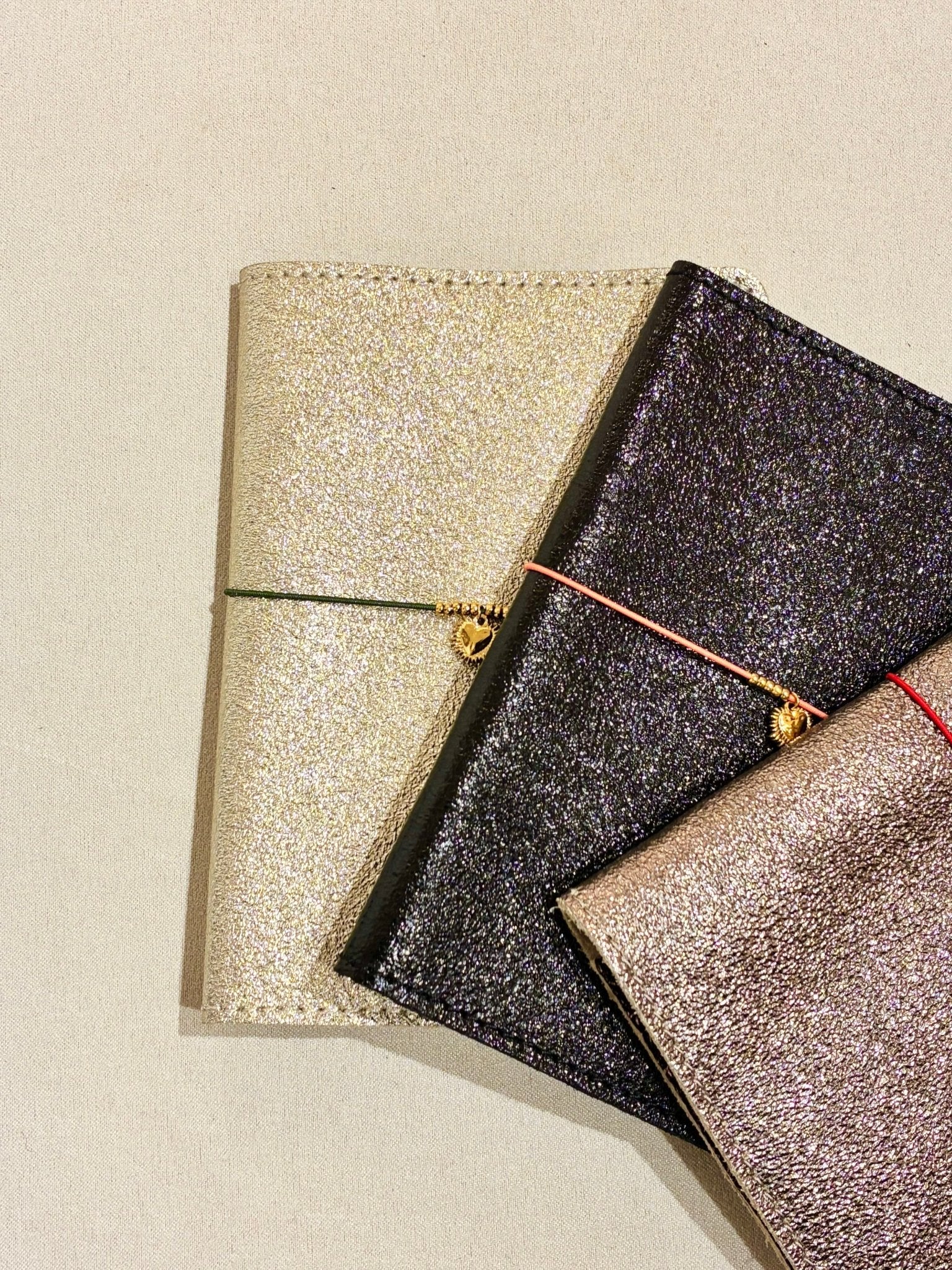 Coffret Cœur Doré – Protège - passeport, carnet & bracelet - Boutique We Are ParisCoffrets We Are Paris