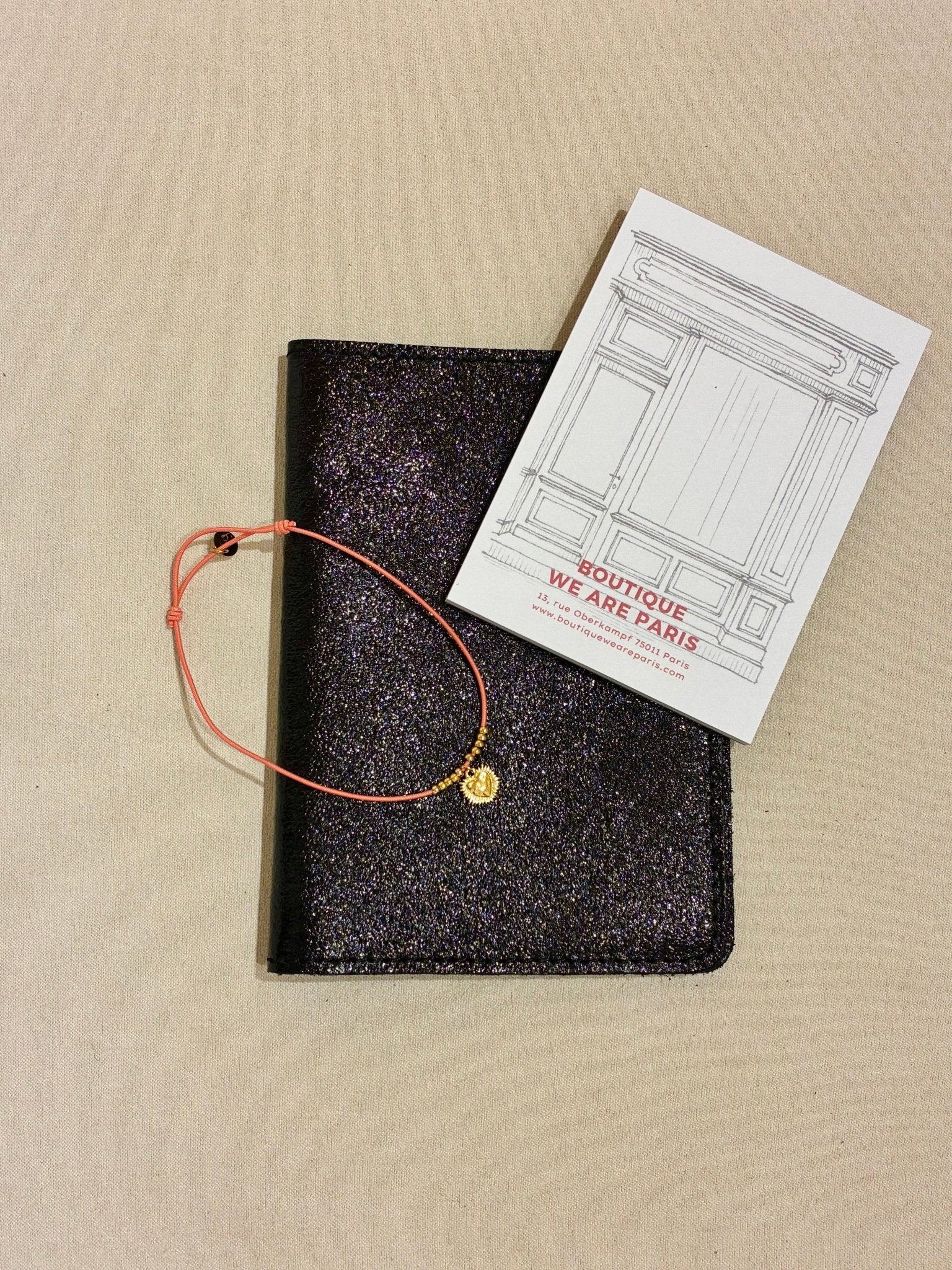 Coffret Cœur Noir – Protège - passeport, carnet & bracelet - Boutique We Are ParisCoffrets We Are Paris