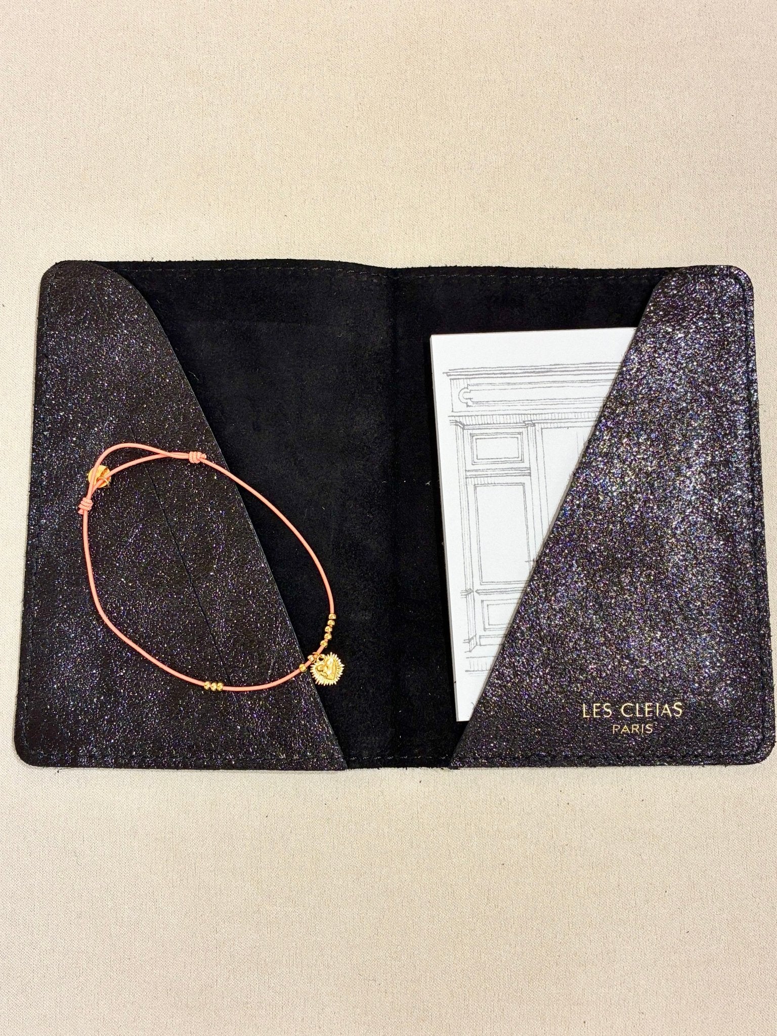 Coffret Cœur Noir – Protège - passeport, carnet & bracelet - Boutique We Are ParisCoffrets We Are Paris