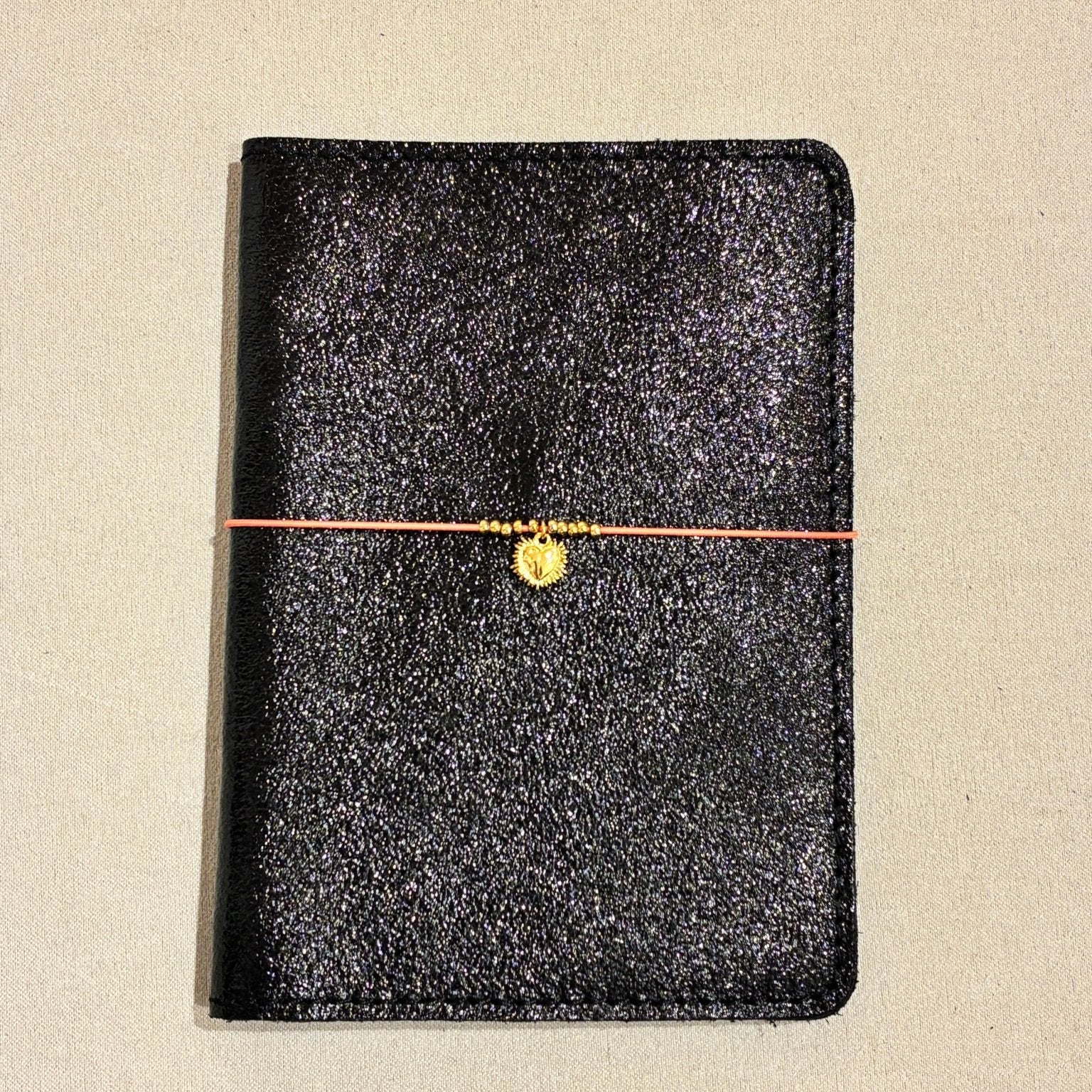 Coffret Cœur Noir – Protège - passeport, carnet & bracelet - Boutique We Are ParisCoffrets We Are Paris