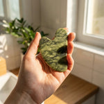 Gua Sha Visage en Pierre de Serpentine – Massage & Éclat - Boutique We Are ParisAndromée