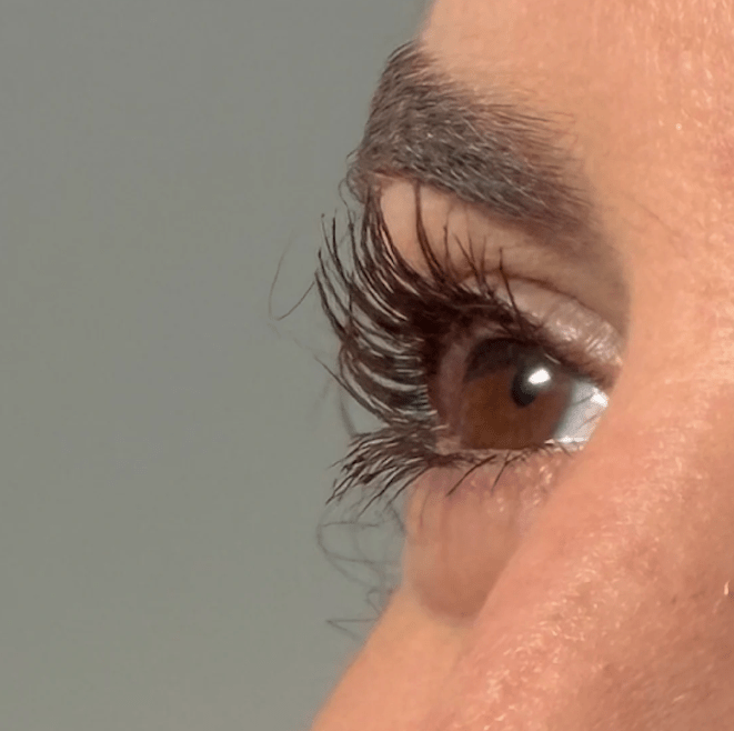 Mascara marron rechargeable, brosse VOLUME - Boutique We Are ParisWIA