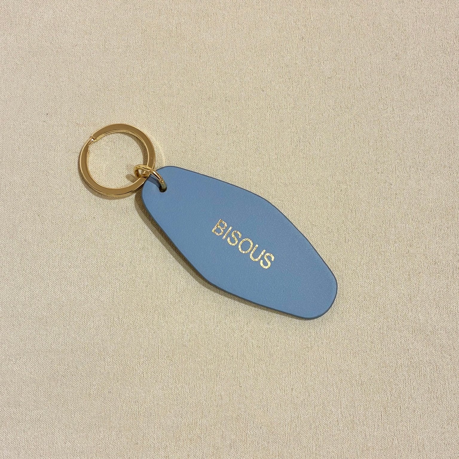 Porte - clé BISOUS – Cuir recyclé & acier doré - Boutique We Are ParisLes Cléias Acier Inoxydable