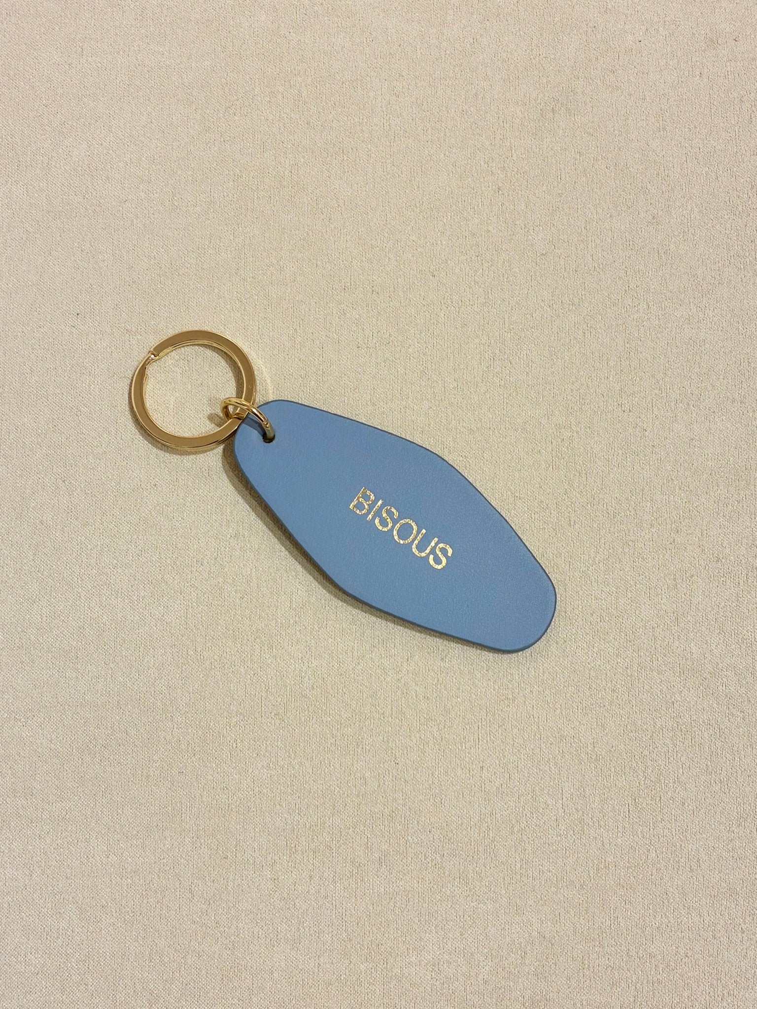 Porte - clé BISOUS – Cuir recyclé & acier doré - Boutique We Are ParisLes Cléias Acier Inoxydable