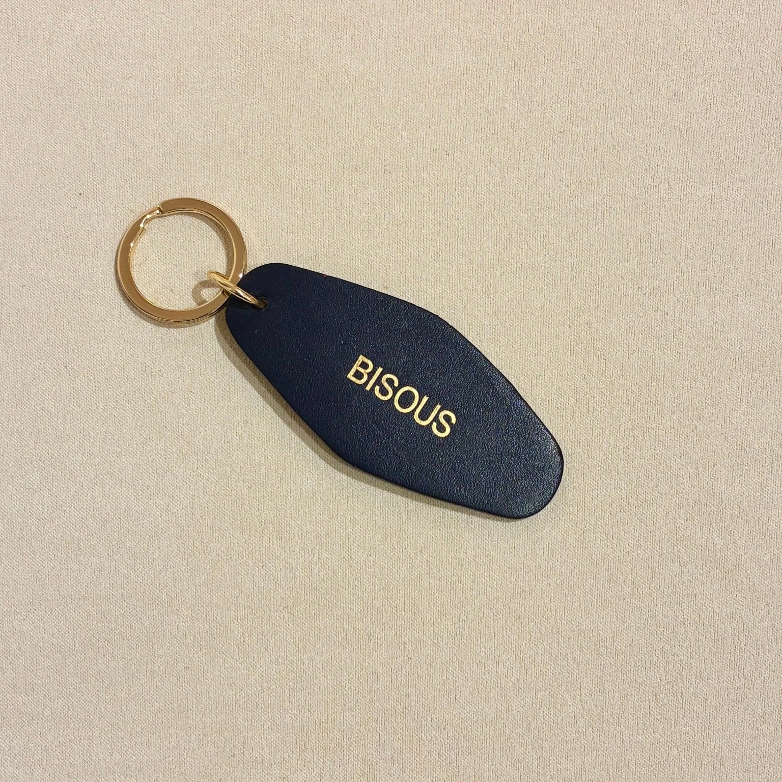 Porte - clé BISOUS – Cuir recyclé & acier doré - Boutique We Are ParisLes Cléias Acier Inoxydable