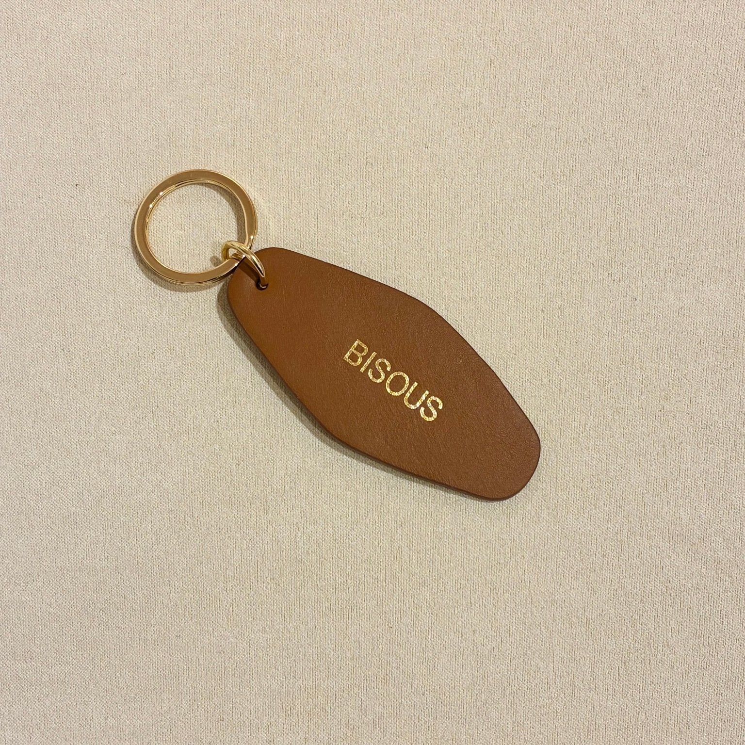 Porte - clé BISOUS – Cuir recyclé & acier doré - Boutique We Are ParisLes Cléias Acier Inoxydable