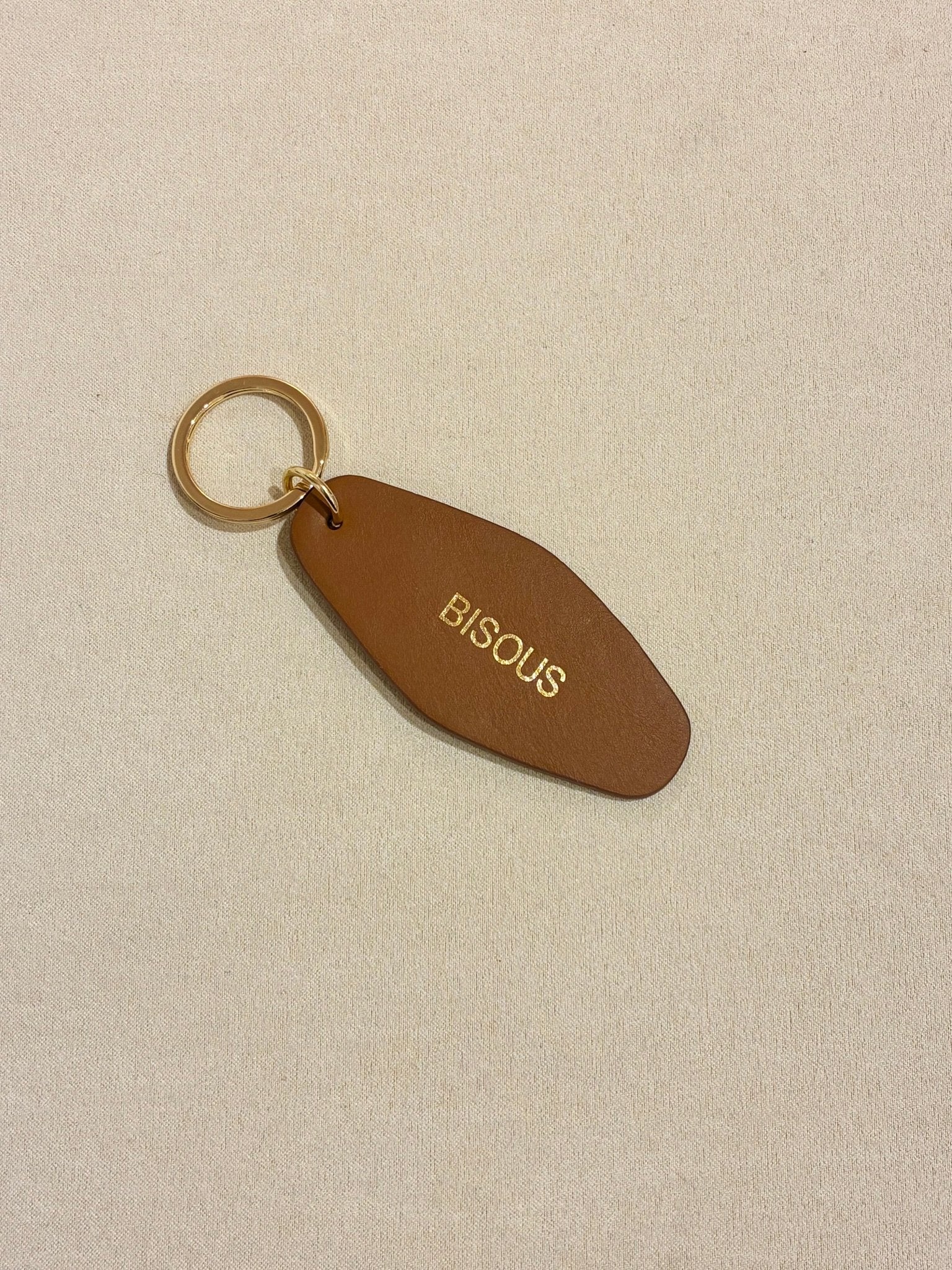 Porte - clé BISOUS – Cuir recyclé & acier doré - Boutique We Are ParisLes Cléias Acier Inoxydable