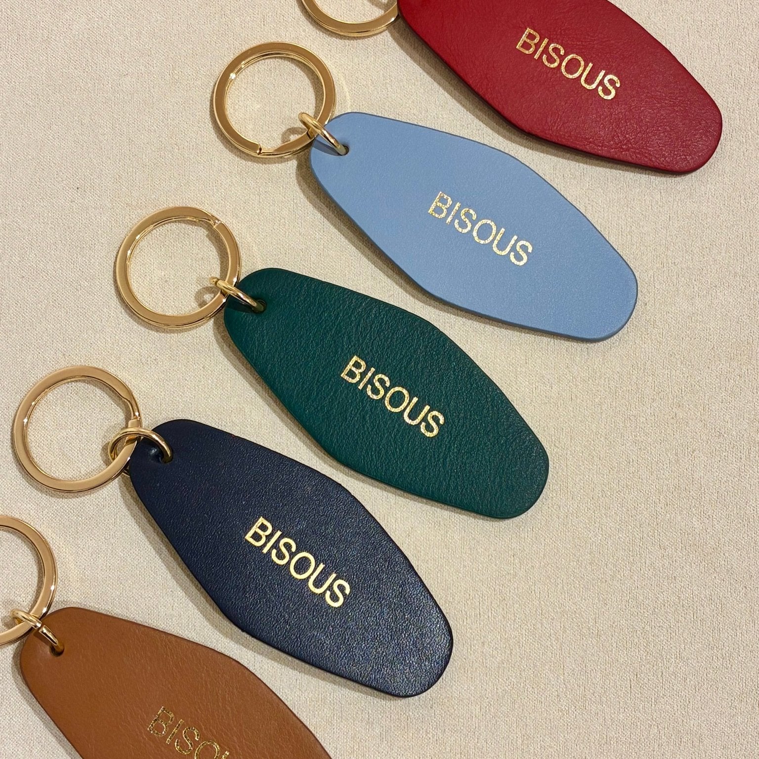 Porte - clé BISOUS – Cuir recyclé & acier doré - Boutique We Are ParisLes Cléias Acier Inoxydable