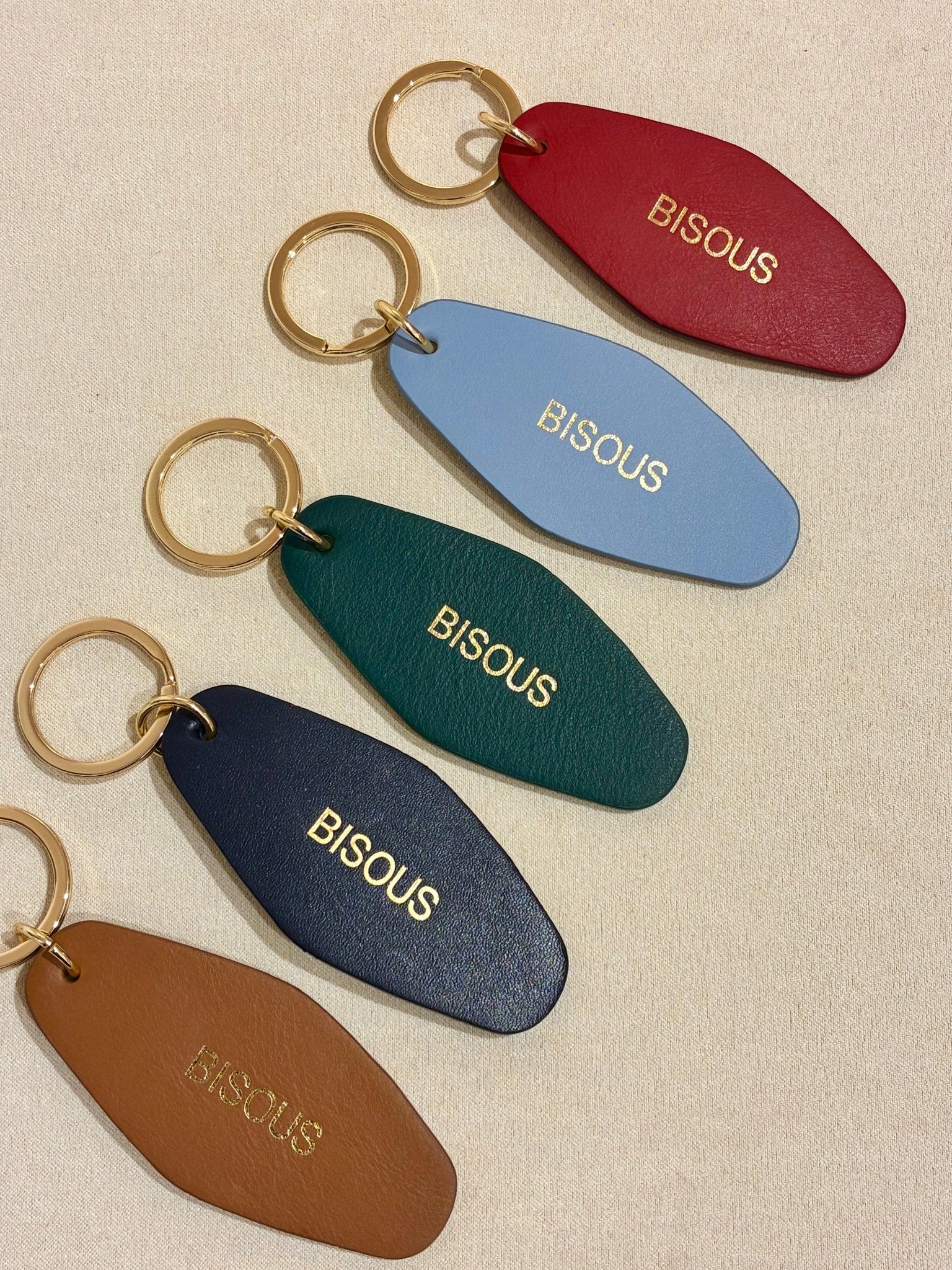 Porte - clé BISOUS – Cuir recyclé & acier doré - Boutique We Are ParisLes Cléias Acier Inoxydable
