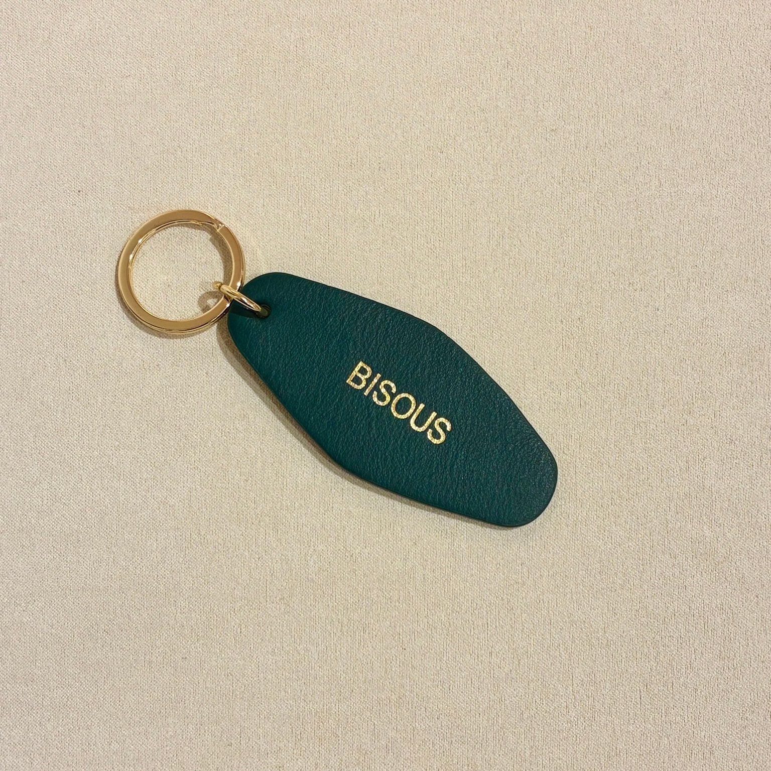 Porte - clé BISOUS – Cuir recyclé & acier doré - Boutique We Are ParisLes Cléias Acier Inoxydable