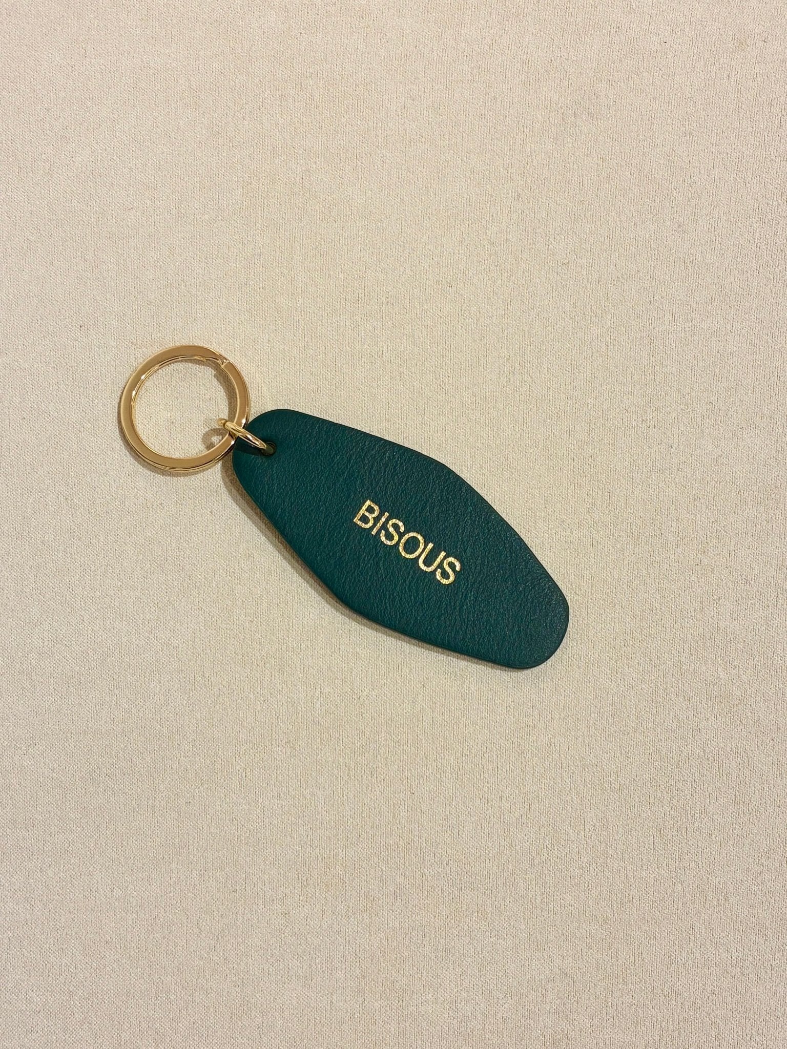 Porte - clé BISOUS – Cuir recyclé & acier doré - Boutique We Are ParisLes Cléias Acier Inoxydable