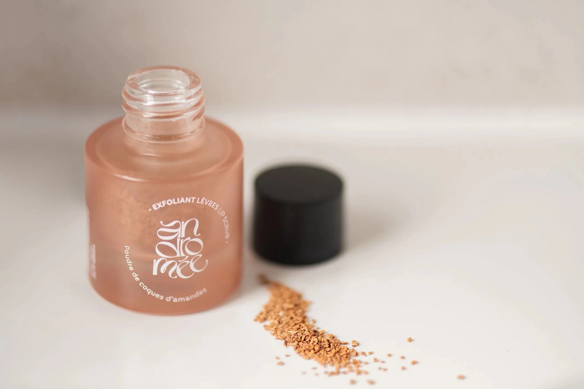 Poudre Exfoliante Lèvres – Coques d'Amande - Boutique We Are ParisAndromée