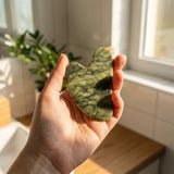 Gua Sha Visage en Pierre de Serpentine – Massage & Éclat