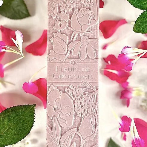 Tablette de chocolat blanc enfleurage à la rose de Damas. - Boutique We Are ParisFleurs de chocolats