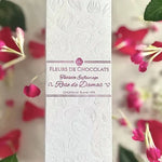 Tablette de chocolat blanc enfleurage à la rose de Damas. - Boutique We Are ParisFleurs de chocolats