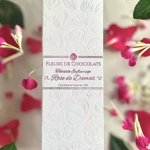 Tablette de chocolat blanc enfleurage à la rose de Damas. - Boutique We Are ParisFleurs de chocolats