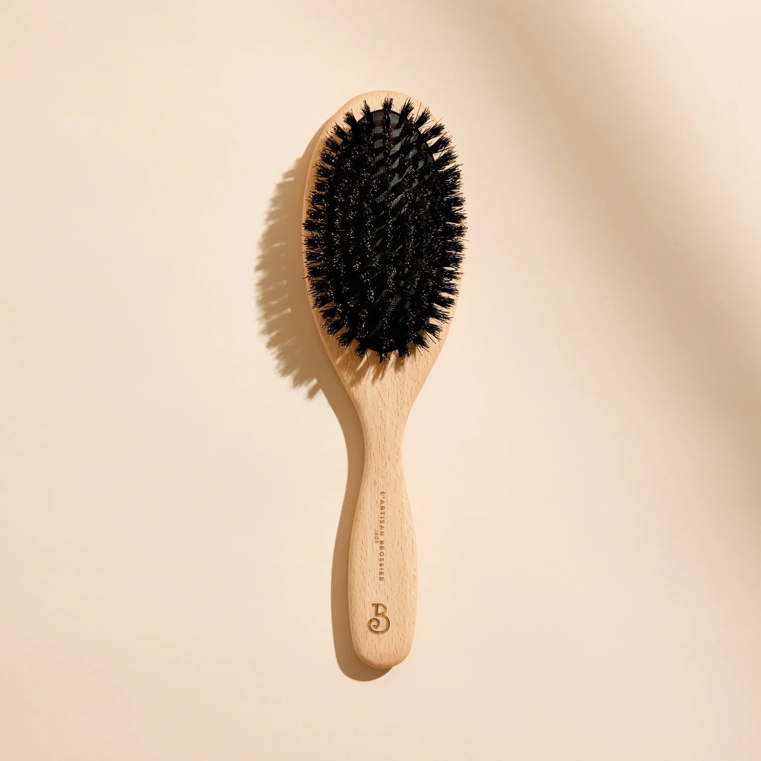 Thelma - Brosse pneumatique en bois de hêtre – 100 % poils de sanglier - Boutique We Are ParisL'Artisan Brossier